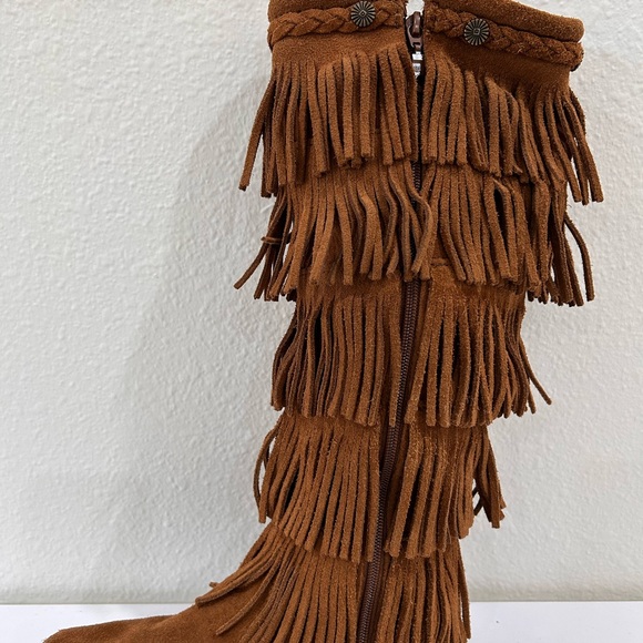 Minnetonka Brown 5 Layer Fringe Moccasin Boots, Size 5 - Picture 4 of 9